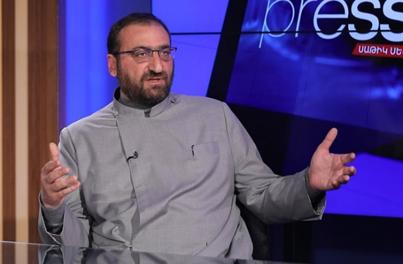 Ինքնաթիռն ընկնում է, իսկ օդաչուն ուղևորների մեջ մեղավորներ է փնտրում, սեփական նստատեղի համար կռիվ տալիս.  Արշակ Արքեպիսկոպոս Խաչատրյան (տեսանյութ)